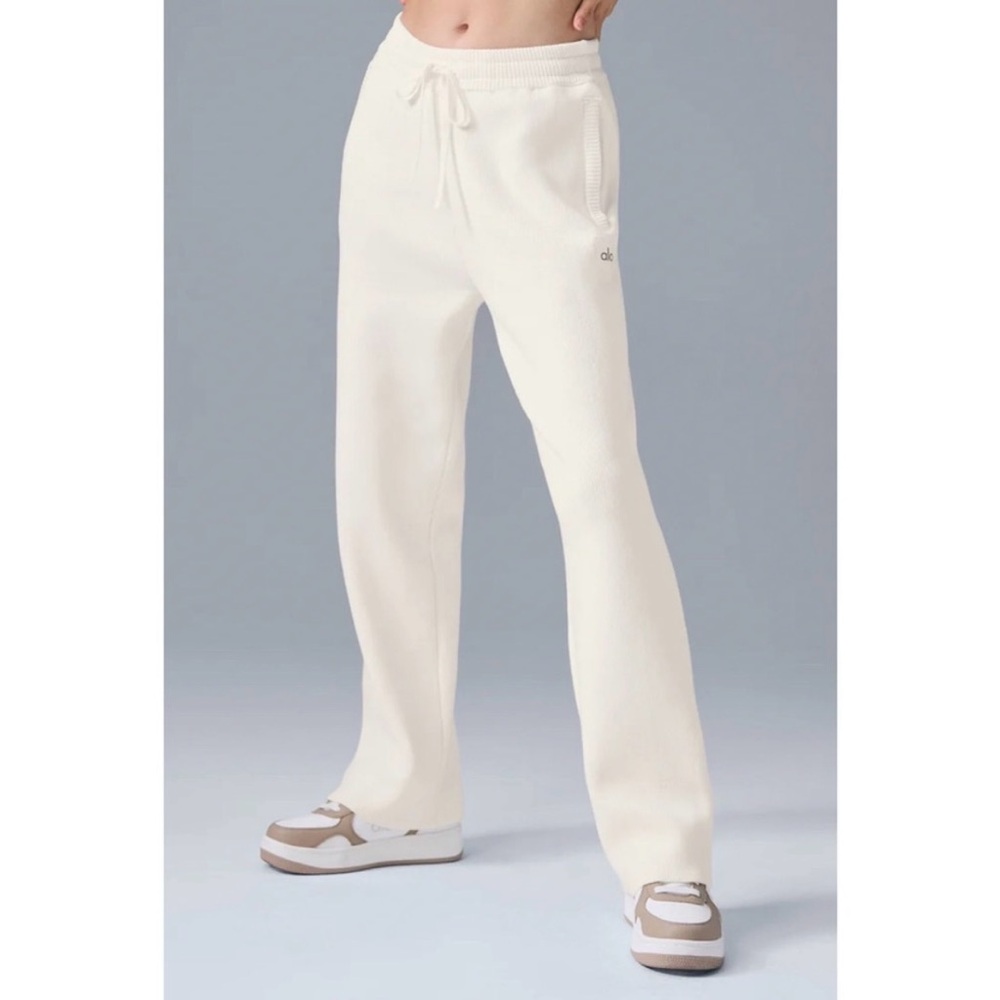 NWT ALO Yoga Scholar Straight Leg Sweatpant in Ivory, Size XS, Unisex